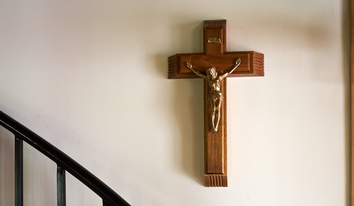 Veteran Catholic teacher placed on leave for refusing to remove crucifix from workspace