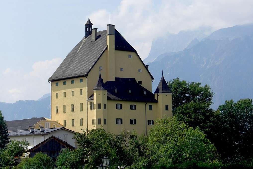 Elderly Austrian nuns defy orders, flee retirement home to return to their convent