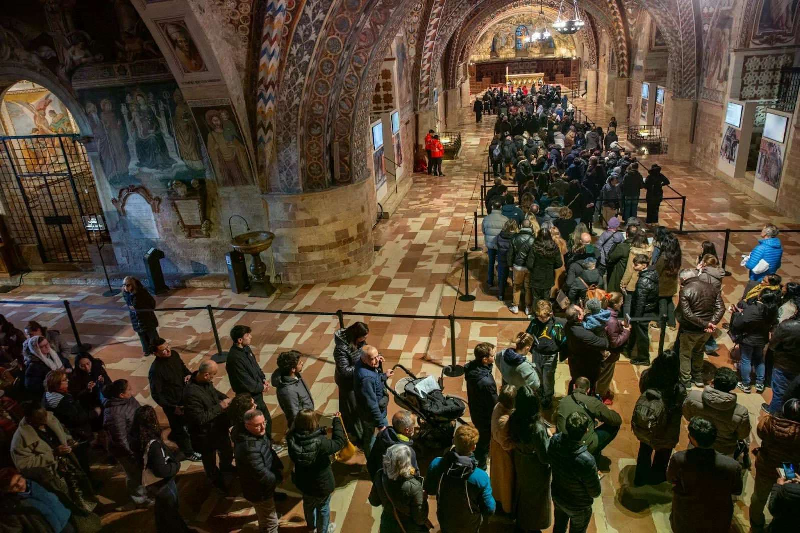 100K flock to Assisi for veneration of St. Francis’ body in first week of display