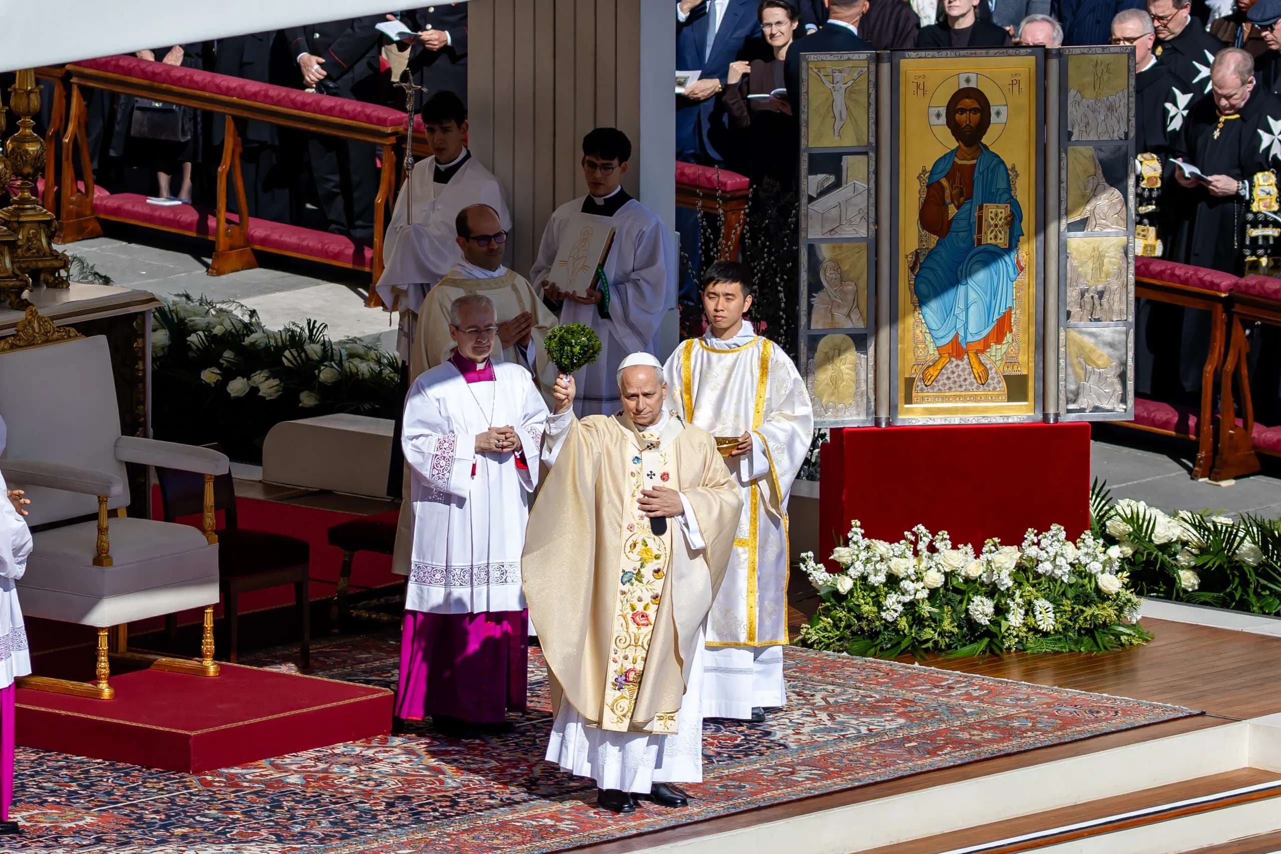 In first Easter Urbi et Orbi address, Pope Leo calls for leaders to pursue peace rather than war