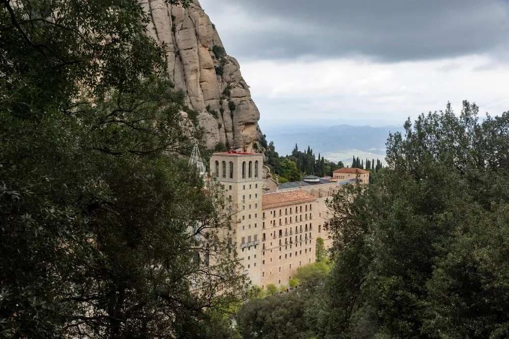 Hope and history: Pope Leo prays Rosary at 1,000 year old monastery, visits penitentiary in Spain