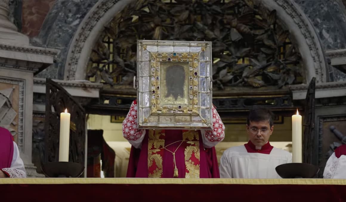 Veronica's veil displayed at St. Peter's Basilica