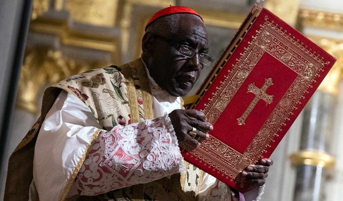 Cardinal Sarah in France: ‘Relentless adoration tears the darkness away’