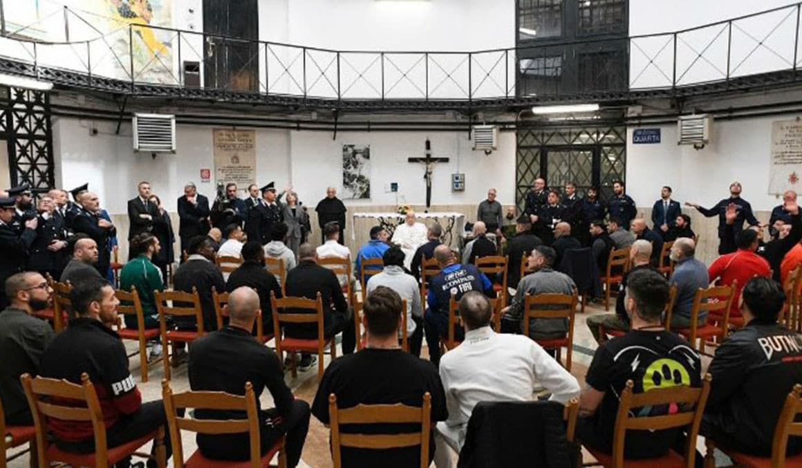 Pope Francis visits Rome prison inmates on Holy Thursday