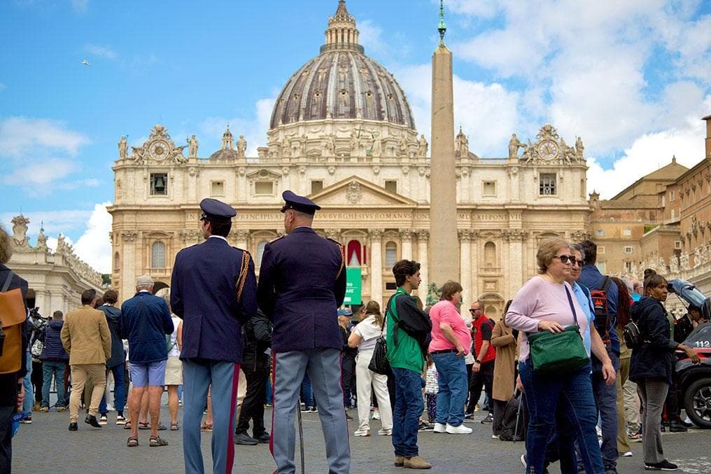 Record number of faithful fill St. Peter’s Square on first evening of conclave