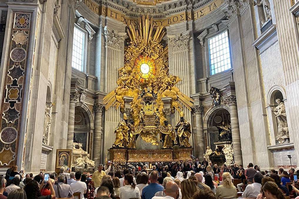 Sacred songs of Easter fill St. Peter’s Basilica as faithful await a new pope