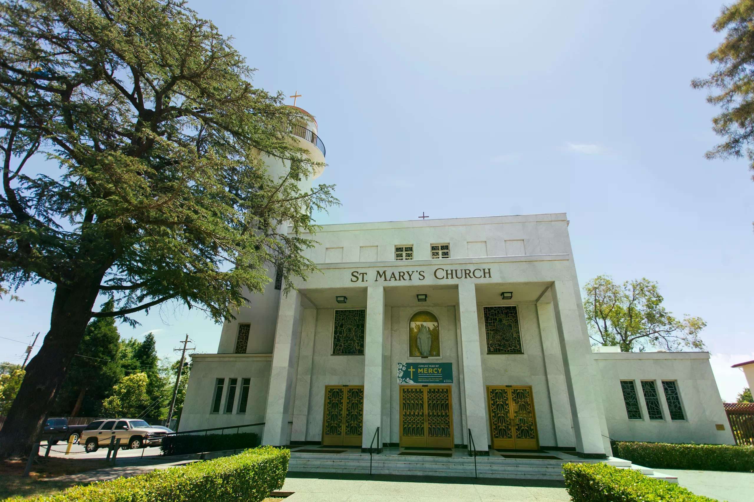 Off-duty officer detains armed man who attempted to enter Sacramento Catholic school Mass